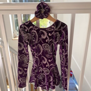 Lila glittrig Konståknings dress  - SÄNKT PRIS! Köpt 2017 för 600kr Endast använd ett 2-3 ggr. Nyskick  Står 12-14 år på storleken men passade nioåring bra.  Köparen står för frakten