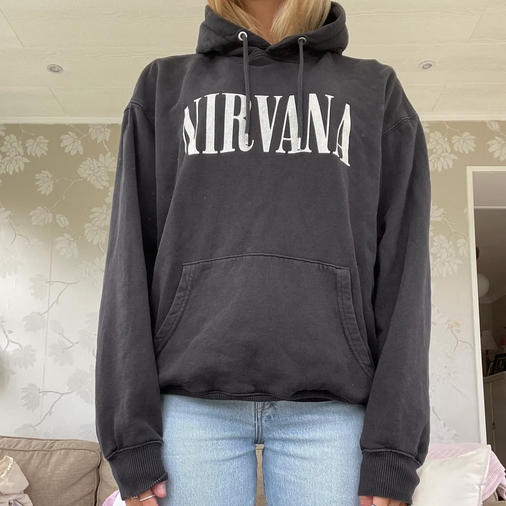Nirvana hoodie i storlek M med tryck i ryggen! . Hoodies.