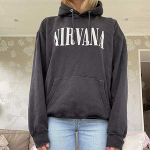 Nirvana hoodie i storlek M med tryck i ryggen! 