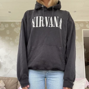 Nirvana Hoodie - Nirvana hoodie i storlek M med tryck i ryggen! 