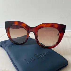 Säljer ett par superfina solglasögon från Le Specs i modellen Air Heart & färgen Toffe Tortise! Köpta för 699kr på Wakakuu, mitt pris 250kr! 🤎