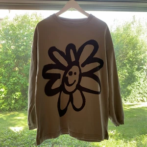 Weekday - Säljer denna tröja som jag köpt från Weekday! Snygg print på framsidan. Den är oversized och passar samtliga mellan S-L beroende på hur man vill att den ska sitta