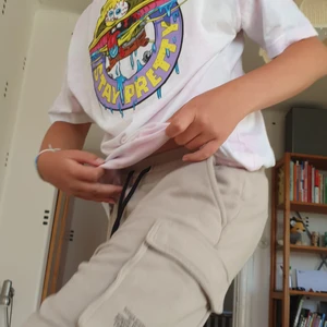 HM t shirt - Säljer en cool spongebob tröja från hm, köptes för ca 250 kr. Lappen är bortklippt men annars är den i perfekt skick.