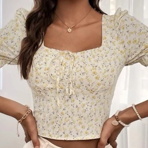 Somrig blus - Blommig blus, oanvänd