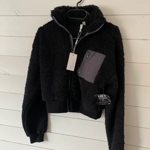 Fluff jacka - Helt oanvänd fluff jacka som inte kommit till användning, från Nelly storlek S!