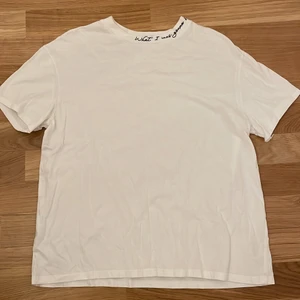 Vit t-shirt  - En vit t-shirt från Mango. Storlek: M 