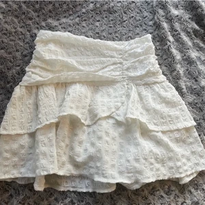 Vit volangkjol - Vit volangkjol från Gina, använd en gång!💗