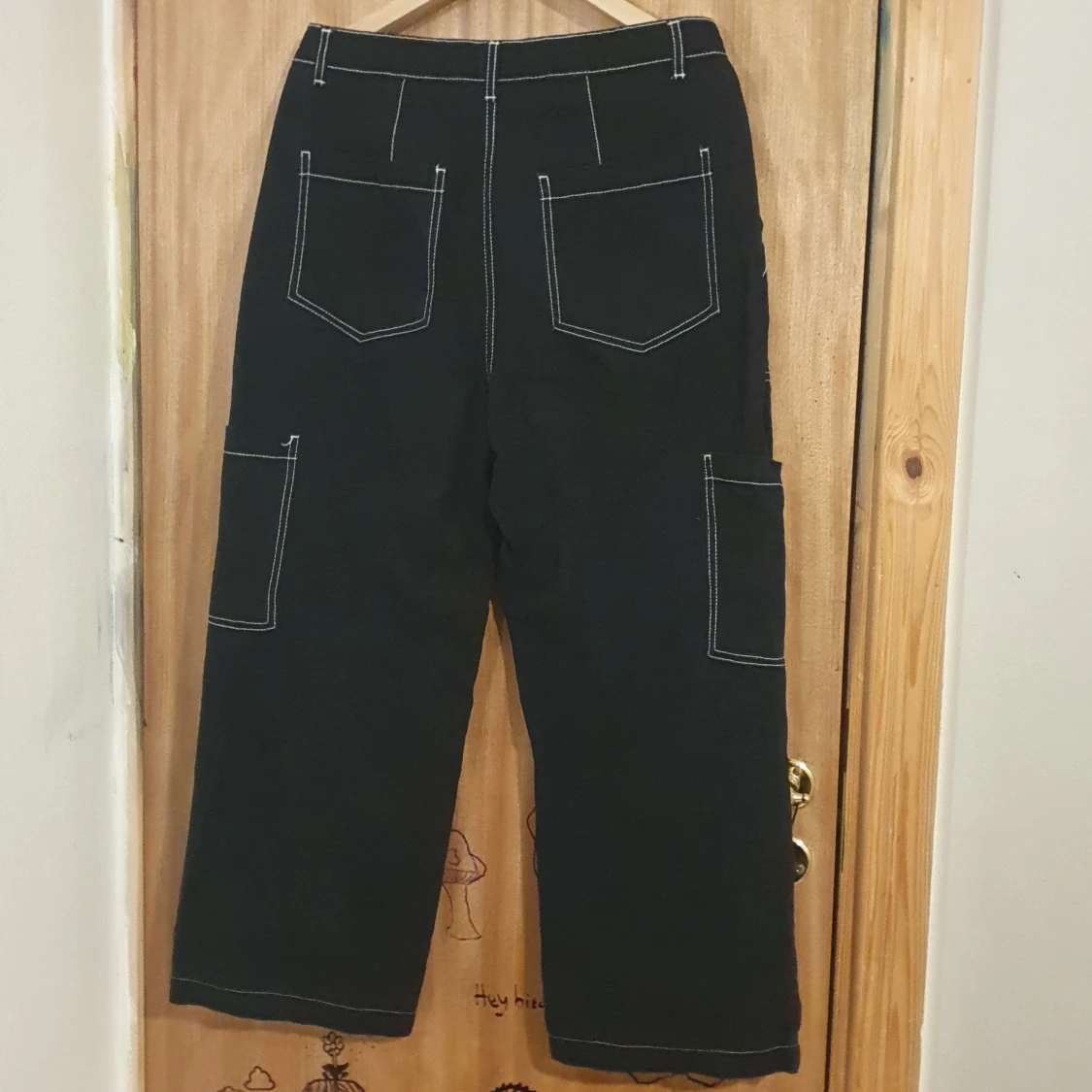 svarta byxor med vitt stygn  - 90