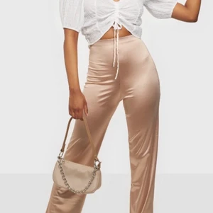 Satin byxor - Superfina byxor i satin tyg Färg: Koppr/brons Oanvända Strl: 38