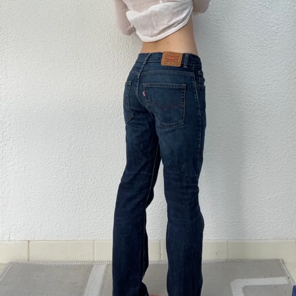 Så snygga Levi’s jeans, känns som herrjeans men vet inte. Innerbenslängd: 73/74cm. Köpta second hand. Kolla gärna in mina andra annonser🙌🏼. Jeans & Byxor.