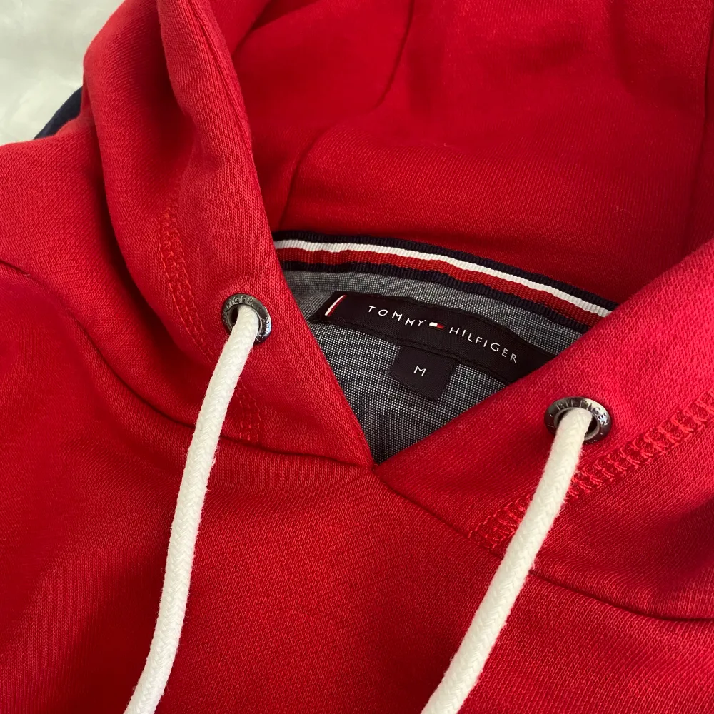 Mycket bra skick som har används väldigt sparsamt. Köpt för 700 kr från herravdelningen. . Hoodies.