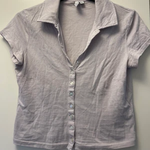 Tröja & Other Stories - En pastell lila t-shirt med knäppning från &otherstories✨✨