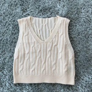Stickad väst från shein i strl.S - Kräm vit stickad väst med stickat mönster. Är i bra skick! 