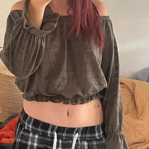 Mörkgrön topp - Super fin tröja från Only. Finns inga tecken på användning! Säljer för att den inte kommer till användning😁