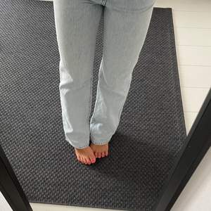 Vida jeans från Lindex. Inga slitningar vid hälen, dock en väldigt väldigt liten fläck på benet (skickar bild till intresserade) har även reglerbar midja. Skickas inrikes med postnords skicka lätt.