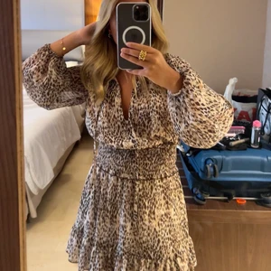 Zara mönstrad klänning  - Säljer den snygga slutsålda klänningen pga av att jag inte får använding av den. Använd 2ggr och köpt innan här på plick för 450kr, klänningen är i nytt  skick och har inga defekter. Passar XS även S