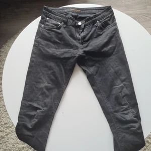 Nudie jeans co - Ett par svarta jeans från nudie. I bra skick. Storlek 30/32 Nypris 1500