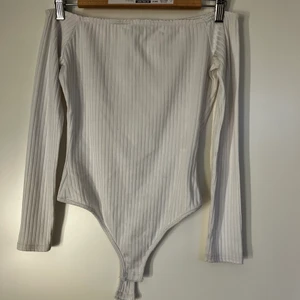 Body - Säljer då min vita body som bara är andvänd ett fåtal gånger. San till storlek och är i fint skick! 