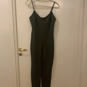 Byxdress - Byxdressar från Nelly i olika färger, svart, vinröd och militärgrön i storlek S  80:- styck eller alla 3 för 200:- 