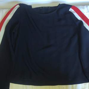 Jag säljer min tröja som jag inte har någon användning för  Tröjan är blå på ärmarna är den röd och vit den är i kostym material från zara 💕 Kan mötas upp eller fraktas men frakten=29 står du för som köper💕💕