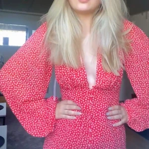 Adoore liknande klänning - Säljer nu min favorit klänning som jag använde på midsommar då jag känner att alla såg den på midsommar o då inte vill använda den igen. Den är helt fantastisk i passformen. Sitter åt i midjan o följer kroppen ner, perfekt längd för er som är runt 170 också. Säljer enbart för bra pris då jag fortfarande älskar den och annars vill behålla den