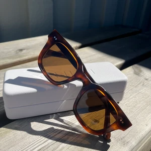 Chimi solglasögon  - Säljer mina solglasögon från chimi❤️ Det är modell 04 i färgen tortoise. Köpte dessa förra året och de i bra skick, samt har inga repor på glaset💓 köparen står för frakten (29kr)