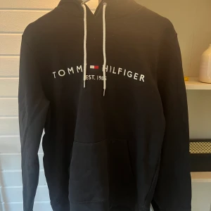 Gant  - Packet pris 500kr  Tommy hilfiger= storlek M  Gant tröjan= storlek S 