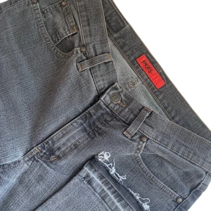 Lågmidjade Grå Jeans🌸 - Supersnygga grå lågmidjade jeans. Bra skick och material. Midjemåttet är 84 cm och innebensmåttet är 80 cm <3