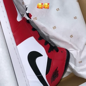 Air Jordan 1 (mid) Chicago 2020 - Säljer mina Chicagos då de inte kommit till användning. En tidslös sko som passar till uppklätt som nedklätt!  Cond: 9/10  Strl: 38 1/2 