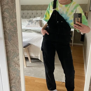 Svarta hängselbyxor - Mina favoriiiiiiitbyxor har blivit försmå!!! 💔 Från Monki, använda en del av mig. Jag har vanligtvis strl S, dessa passar men sitter inte så oversized som jag önskar. DM för frågor / mer bilder / diskutering av pris. 