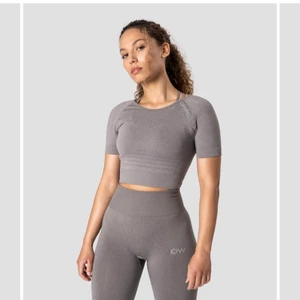 Iciw top - 10/10 skick, används 2ggr så den ligger bara liggandes hemma, verkligen jätteskönt material!, gratis frakt såklart Nypris ligger på 399kr