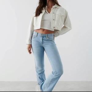 Low waisted bootcut jeans - Missat att retunera ett helt paket med saker som ej passade ifrån Gina tricot. Så tänkte nu försöka sälja de här! Superfina jeans som tyvärr var för korta för mig i benen 🥺🥰