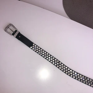 Y2k skärp - Svart y2k bälte med rhinestones/glasstenar på. Använt skick. Skriv om du har frågor eller vill ha fler bilder! Köparen står för frakt. Kan mötas upp i Stockholm. OBS! Använd inte safepay funktionen