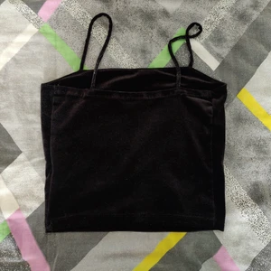 Gina Tricot svart topp - Säljer denna fina topp från GinaTricot. Storlek xs, 60 kr bara. Kan mötas upp i Norrköping;). Den passar inte på mig längre så jag säljer den istället💕