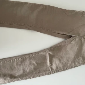 beige jeans gör pojkar - som ni ser på sista bilden så har byxorna lite repor. 