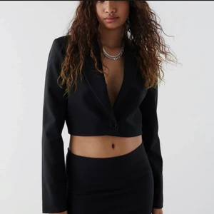 Jackie cropped blazer + Jackie mini skirt  - Detta är egentligen två delar, men säljer de tillsammans då de är riktigt snyggt ihop! Helt oanvänt eftersom kjolen var för stor för mig. 🥰🥰 Frakten kan va fel men löser sig hos ombud, där jag såklart tar billiga alternativ. 🥰