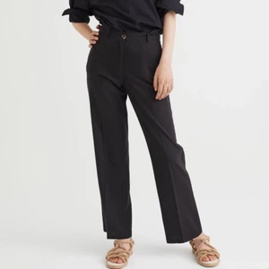 Linnebyxor - Säljer dessa linnebyxor från hm! Helt nya, men slutsålda på hemsidan. Dessa var lite långa på mig som är 163/164 cm. Nypris 249kr. Kontakta mig för fler bilder eller funderingar.