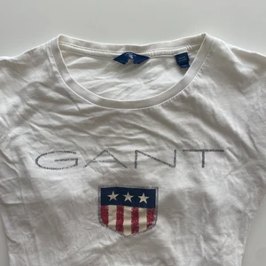 Gant t-shirt - T-shirt från gant, använd en del och har förstörts i tvätten därav priset💕