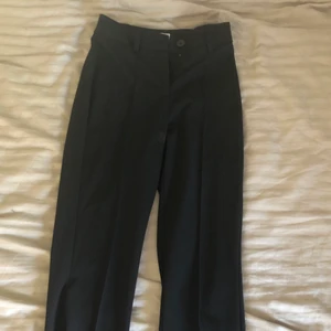 Svarta kostymbyxor för korta personer  - Säljer dessa fina kostymbyxor från bershka på grund av att storleken inte passar mig. Strl 36 men mycket kortare än vanliga 36! Så om du är i strl 36 på lår och midja men har problem med att hitta bra längd är dessa perfekta för dig! Knappt använda alls!💗