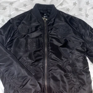 H&M x The Weeknd XO Bomberjacka - H&M x The Weeknd XO bomberjacka  Skick: 9/10 Svart Storlek S men passar för M Frågor eller fler bilder? Skicka DM🤙 