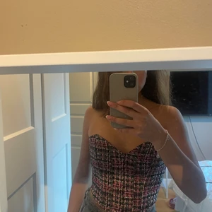 Zara - Super finna korset toppen från zara med prislappen kvar. Ej använd bara testad. Säljer då dom inte kommer till användning. Köparen står för frakten 