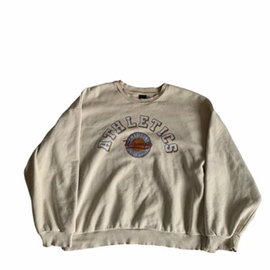 Tröja - Oversized beige college-tröja från Ginatricot. Bra skick, storlek L <3