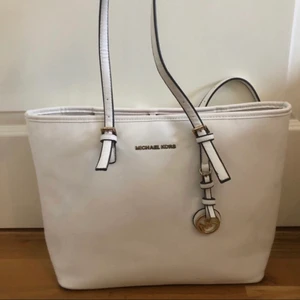 Michael Kors väska  - Bra skick!  Inget kvitto finns därav priset