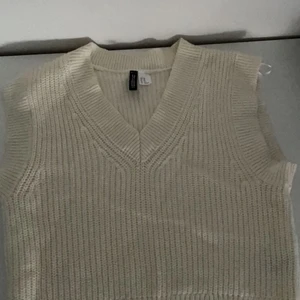 Stickad väst - Stickad beige väst från H&M! Toppen skick och aldriv använts, fick i present men inte riktigt min stil! 💕 