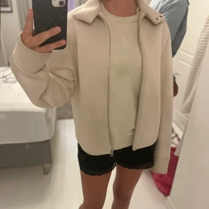 Beige Jacka - En jätte fin Beige jacka i varmt och skönt material!! Super bra nu i höst då det börjar bli lite kallare, 2 fake fickor längst fram som gör den ännu lite snyggare. Strl S💓💓Använt skick