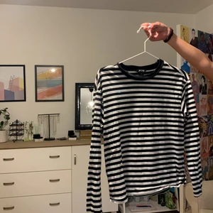 Randig tröja från monki - Säljer nu min randiga tröja från monki då den tyvärr blivit för liten💞 den är i storlek xxs men skulle säga att den passar även xs✨(obs köparen står för frakten)