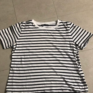 T-shirt från zara ! - Säljer även denna svart vit randiga tröja från zara. Stl: M men passar även S. Köparen står för frakten!