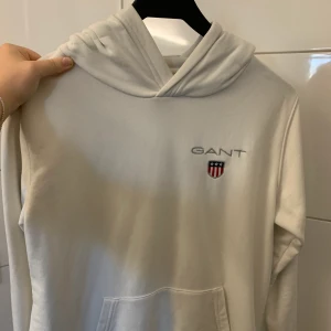 Vit Gant hoodie stl 170 - Fin vit GANT hoodie i storlek 170, funkar som XS. Använd fåtal gånger 