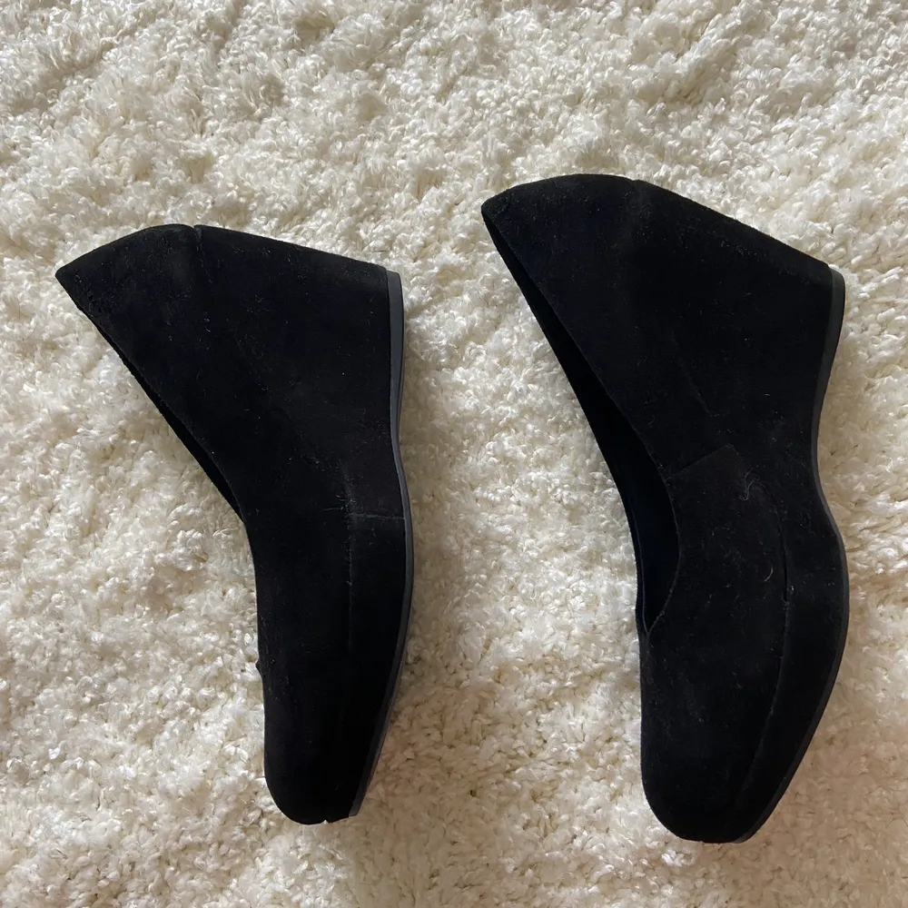Ett par svarta kilklackpumps från vagabond i nyskick. Säljes pågrund av för liten storlek. Storlek 39. Köpta för 800 kr. Pris kan diskuteras :). Skor.