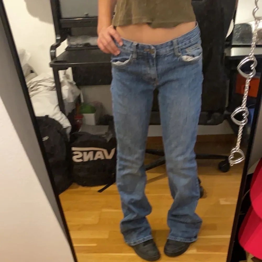 Low waist jeans från brandy melville. Suuuper fina och är i perfect skick. Säljer på g av att jag har ändrat min stil lite! Använda bara en gång. Nypris:400kr. Jeans & Byxor.